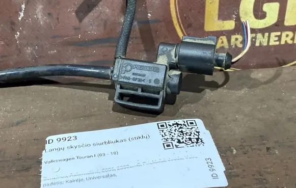 Volkswagen Touran I Windscreen/windshield washer pump 1J0973722