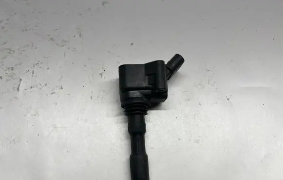 Volkswagen Jetta VII High voltage ignition coil 04E905110M