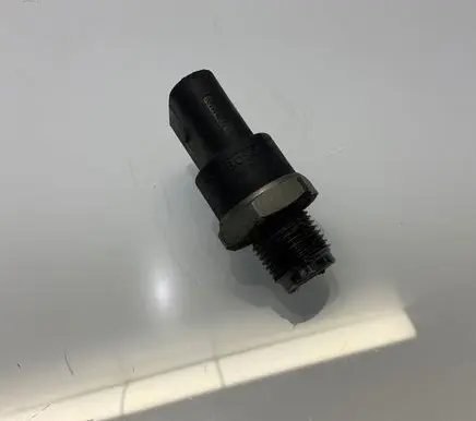 Mercedes-Benz CLS C219 Fuel pressure sensor A0041536728 RD0002 0041536728