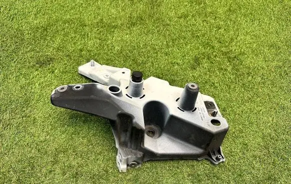 Volvo XC60 Fender mounting bracket 32288928
