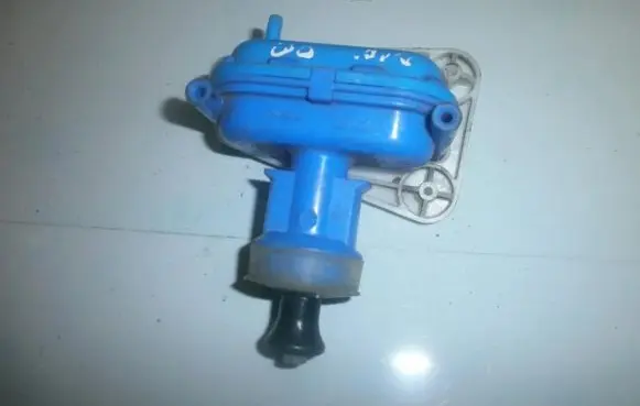 Audi 80 90 S2 B4 Central locking vacuum pump 893862123