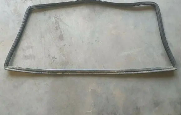Volkswagen Jetta I Rubber seal tailgate window/glass 161845521