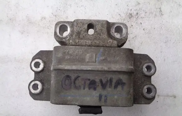 Skoda Octavia Mk2 (1Z) Engine mount bracket 1K0199555M
