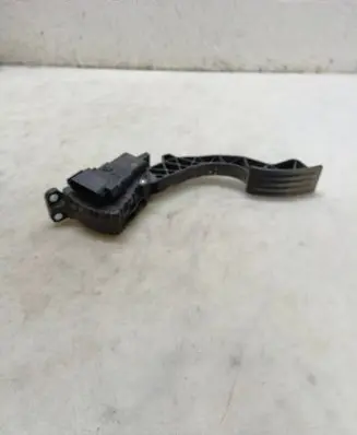 Accelerator throttle pedal
