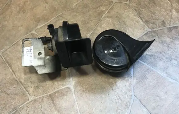 BMW 5 E60 E61 Horn signal 6935987
