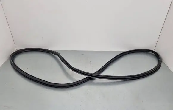 Porsche Cayenne (9Y0 9Y3) Rubber seal front door (on door) 9Y0831721B