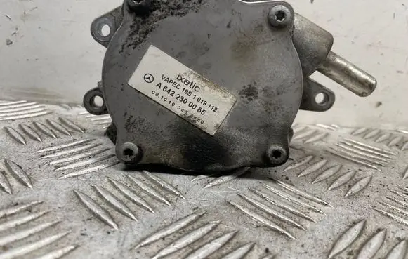 Mercedes-Benz C W204 Vacuum pump A6422300065