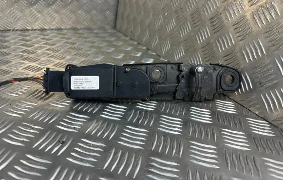 Volkswagen PASSAT B7 Tailgate/trunk/boot lift motor 3AF827887