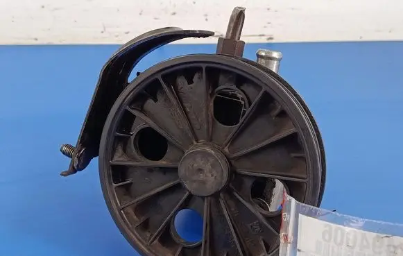 Volvo S40, V40 Power steering pump