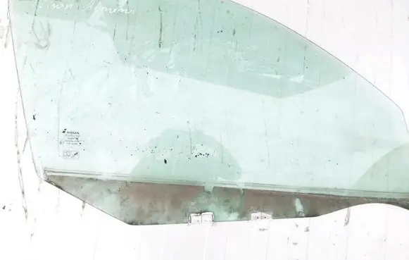 Nissan Almera N16 Front door window glass four-door