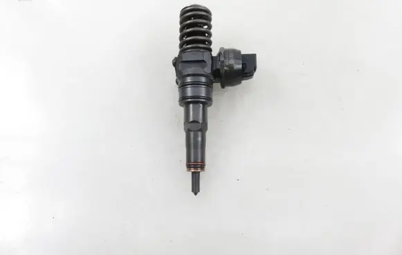 Volkswagen Golf V Fuel injector 0414720215 038130073AG
