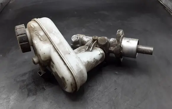 Renault Twingo II Master brake cylinder 8200403300