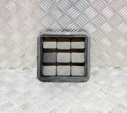 Quarter panel pressure vent