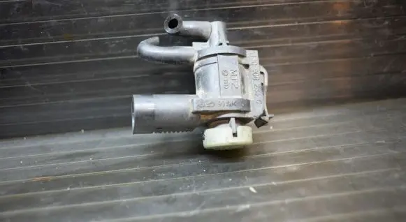 Volkswagen Caddy Turbo solenoid valve 1J0906283C