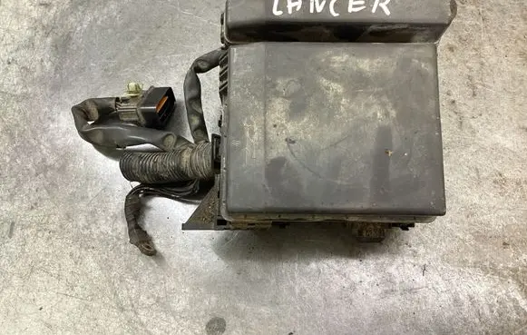 Mitsubishi Lancer Fuse module 5267D 304221361