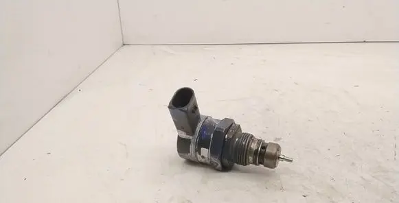 BMW 5 E60 E61 Fuel pressure regulator 0281002481 11099289 231003