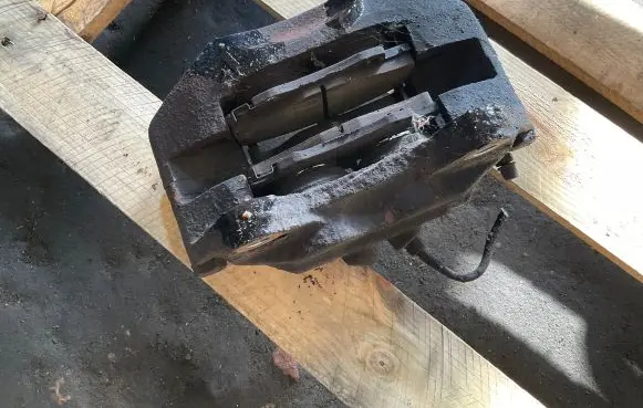 Toyota Hilux (AN10, AN20, AN30) Front brake caliper