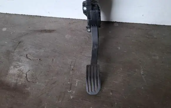 Volvo XC70 Accelerator throttle pedal 6G929F836