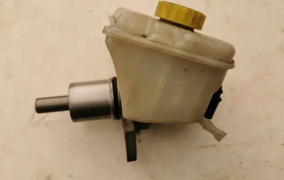 Volkswagen Phaeton Master brake cylinder 32067018E