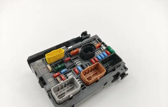Peugeot 308 SW Fuse module 9666700480