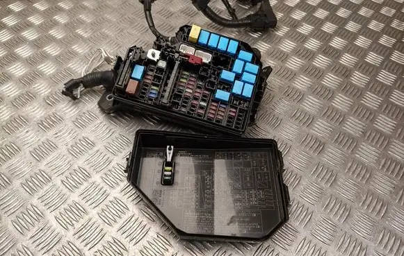 Toyota Prius (XV60) Fuse box set 8266247370