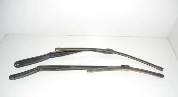 Windshield/front glass wiper blade