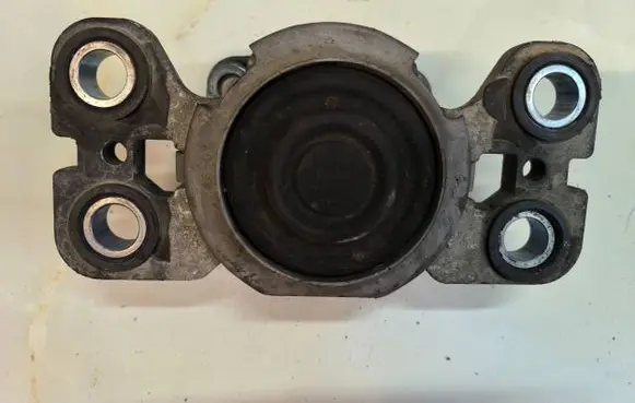 Land Rover Freelander 2 - LR2 Engine mount bracket V51V