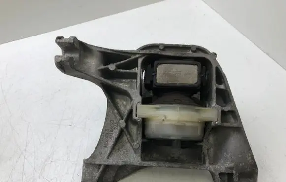 Peugeot 308 Engine mount bracket