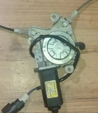 Hyundai Lantra I Front door window regulator motor