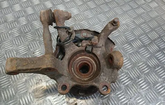 Nissan X-Trail T30 Front wheel hub spindle knuckle