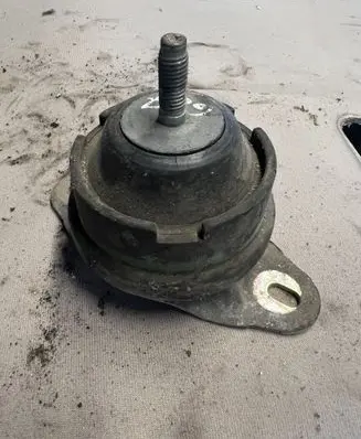 Peugeot 607 Engine mount bracket