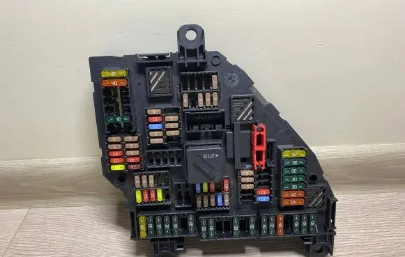 BMW 5 GT F07 Fuse module 9210857 921085702 61149210857