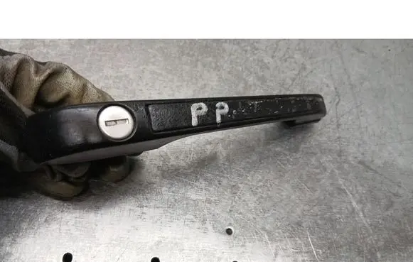 Volkswagen Polo II 86C 2F Front door exterior handle 