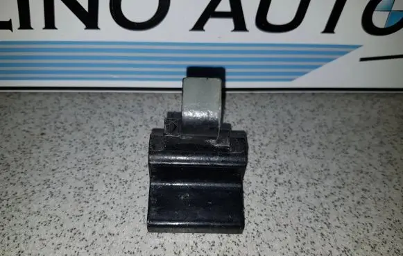 BMW 5 E60 E61 Rear door lower hinge 7068087