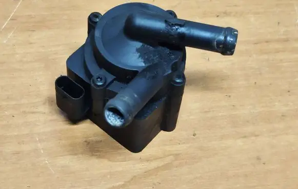 Peugeot 308cc Water pump 761935980 704386000 1332024