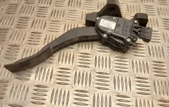 Mitsubishi Colt Accelerator throttle pedal MN125791