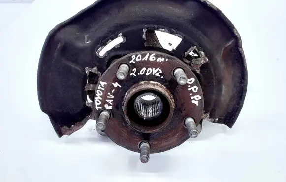 Toyota RAV 4 (XA40) Front wheel hub 