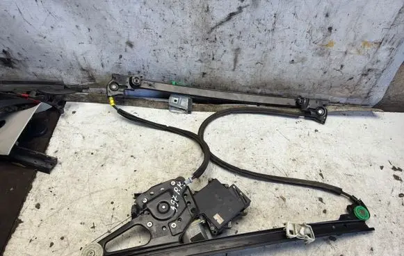 Volkswagen Sharan Front door window regulator with motor 05075510