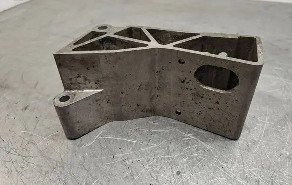 Volvo XC70 Engine mounting bracket 8666261