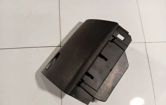 Volvo V40 Glove box