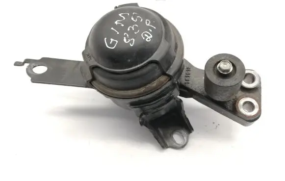 Toyota Yaris Engine mount bracket