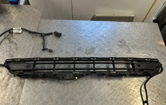 Volvo XC40 Front bumper lower grill 31449342