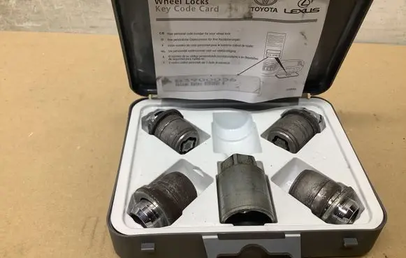 Lexus ES VII XZ10 Anti-theft wheel nuts and lock PW45600000