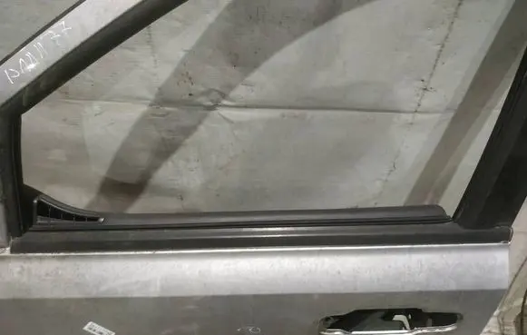 KIA Sorento Front door glass trim molding 