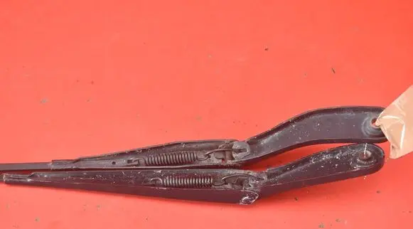 Volvo V50 Front wiper blade arm 30698250