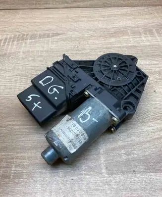 Volkswagen PASSAT B5.5 Front door window regulator motor 1C0959812 0130821696