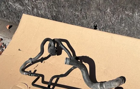 Mercedes-Benz GLE AMG (W166 - C292) Engine coolant pipe/hose A1668305196