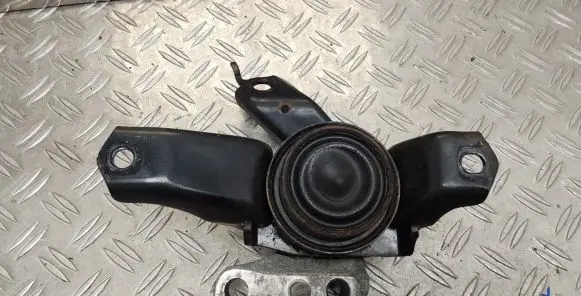 Toyota Yaris Engine mount bracket