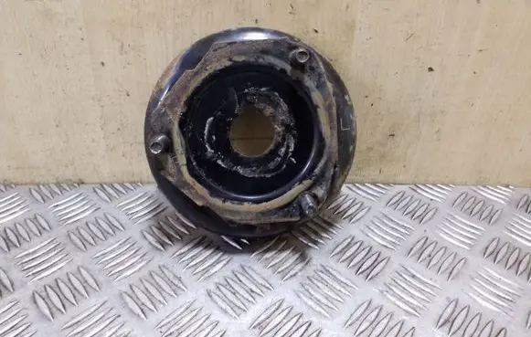 Nissan X-Trail T30 Coil spring/strut mount 