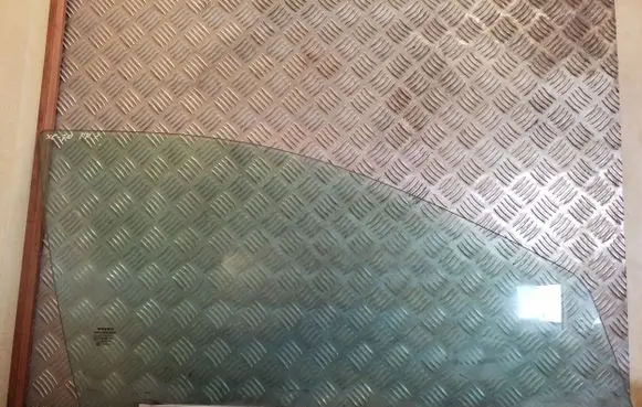 Volvo XC70 Front door window glass four-door 43R001106